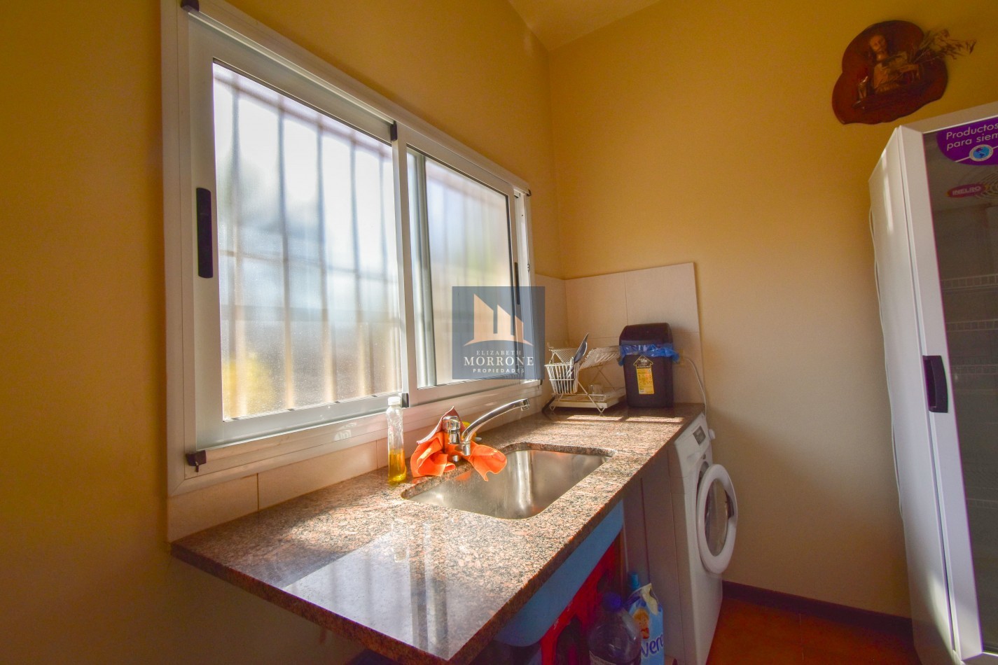 VENTA IMPRESIONANTE CHALET DE CATEGORIA, CON LA COCINA COMPLETAMENTE REMODELADA, 4 DORMITORIOS, LA CASA SE VENDE TOTALMENTE AMUEBLADA, CANGALLO 1400 -TEMPERLEY-