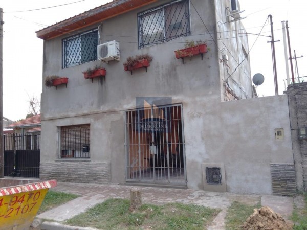 AMPLIA Y COMODA CASA CON QUINCHO, PILETA Y 4 HABITACIONES  -LLAVALLOL-
