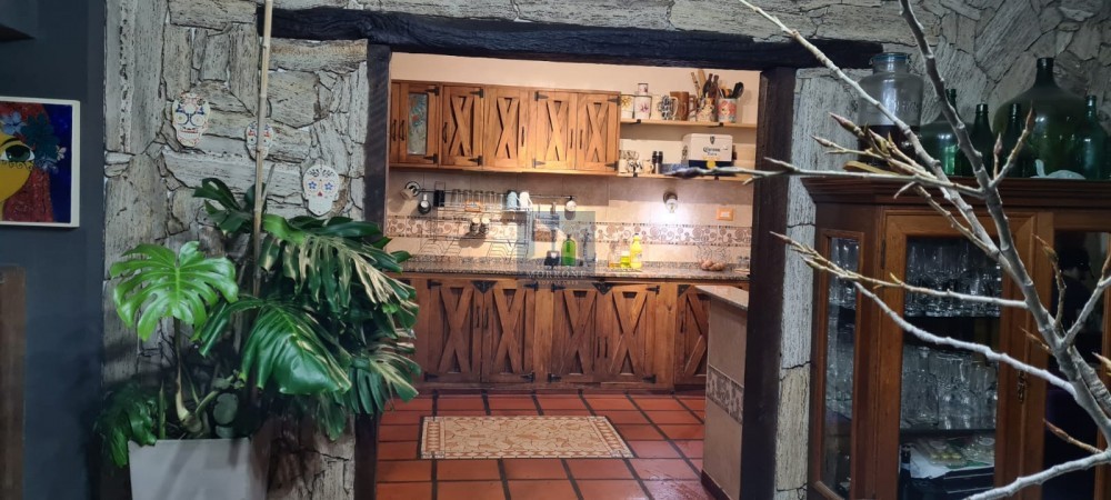 AMPLIA Y COMODA CASA CON QUINCHO, PILETA Y 4 HABITACIONES  -LLAVALLOL-