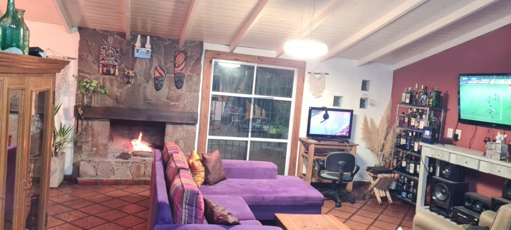 AMPLIA Y COMODA CASA CON QUINCHO, PILETA Y 4 HABITACIONES  -LLAVALLOL-