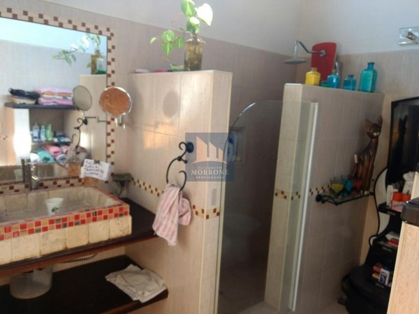 AMPLIA Y COMODA CASA CON QUINCHO, PILETA Y 4 HABITACIONES  -LLAVALLOL-