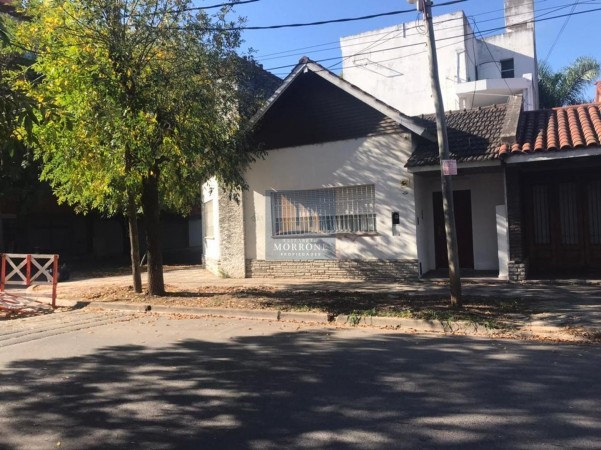 EXCELENTE CASA EN VENTA, INGRESO POR DOS CALLES, ITALIANI 200 -MONTE GRANDE-