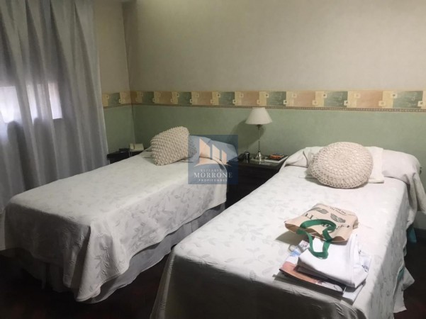 EXCELENTE CASA EN VENTA, INGRESO POR DOS CALLES, ITALIANI 200 -MONTE GRANDE-