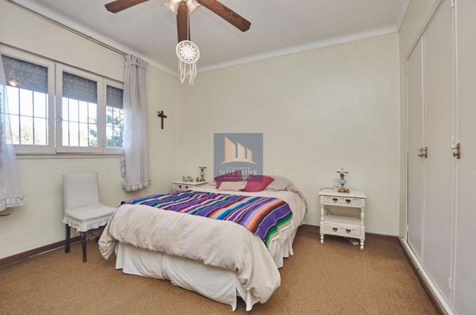 CASA EN VENTA, 5 DORMITORIOS, 12 DE OCTUBRE 100 -MONTE GRANDE- APTA CREDITO- BAJO DE PRECIO!!!!!!!!!!