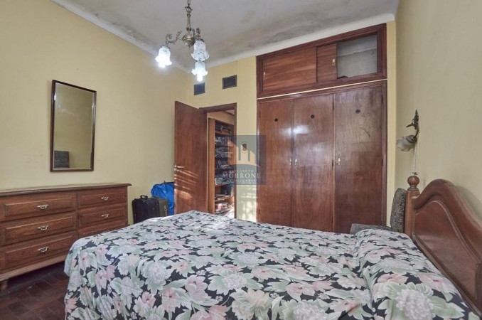 CASA EN VENTA, 5 DORMITORIOS, 12 DE OCTUBRE 100 -MONTE GRANDE- APTA CREDITO- BAJO DE PRECIO!!!!!!!!!!
