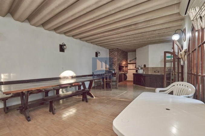 CASA EN VENTA, 5 DORMITORIOS, 12 DE OCTUBRE 100 -MONTE GRANDE- APTA CREDITO- BAJO DE PRECIO!!!!!!!!!!