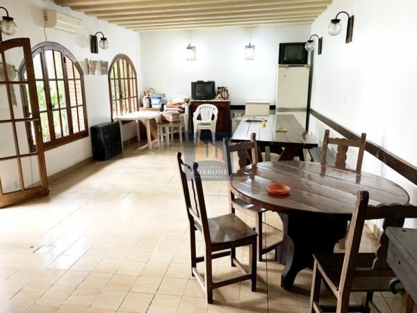 CASA EN VENTA, 5 DORMITORIOS, 12 DE OCTUBRE 100 -MONTE GRANDE- APTA CREDITO- BAJO DE PRECIO!!!!!!!!!!