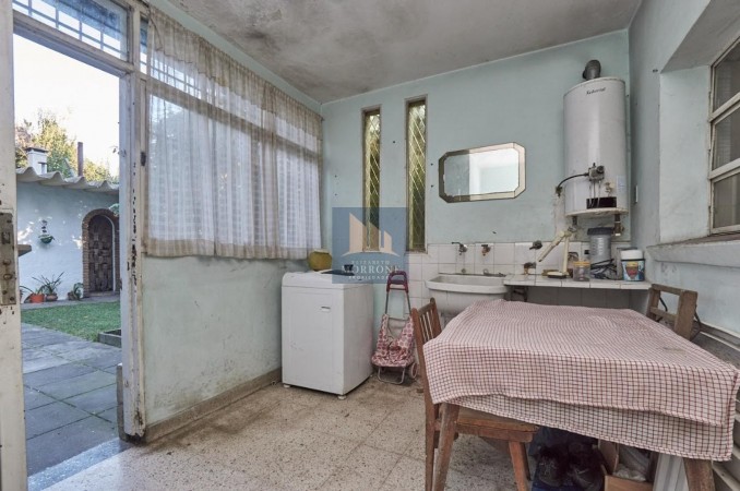 CASA EN VENTA, 5 DORMITORIOS, 12 DE OCTUBRE 100 -MONTE GRANDE- APTA CREDITO- BAJO DE PRECIO!!!!!!!!!!