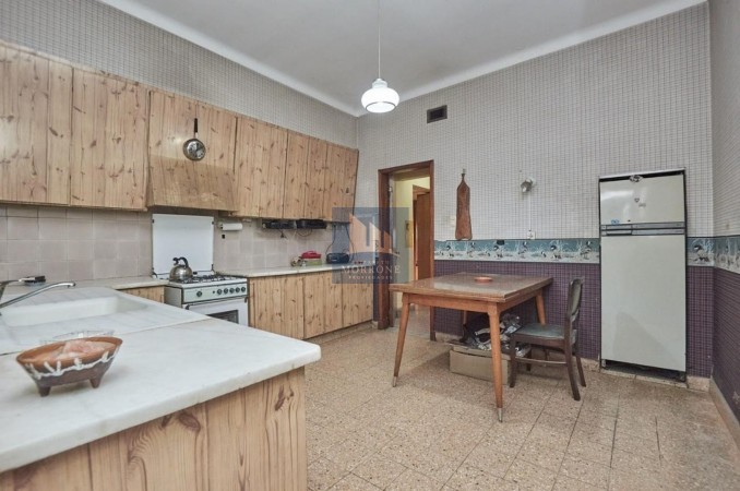 CASA EN VENTA, 5 DORMITORIOS, 12 DE OCTUBRE 100 -MONTE GRANDE- APTA CREDITO- BAJO DE PRECIO!!!!!!!!!!