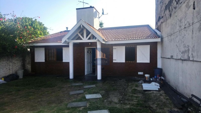 HERMOSO CHALET EN VENTA, 1 DORMITORIO Y AMPLIO LOTE AL FRENTE, BOSTON 500 -TEMPERLEY-