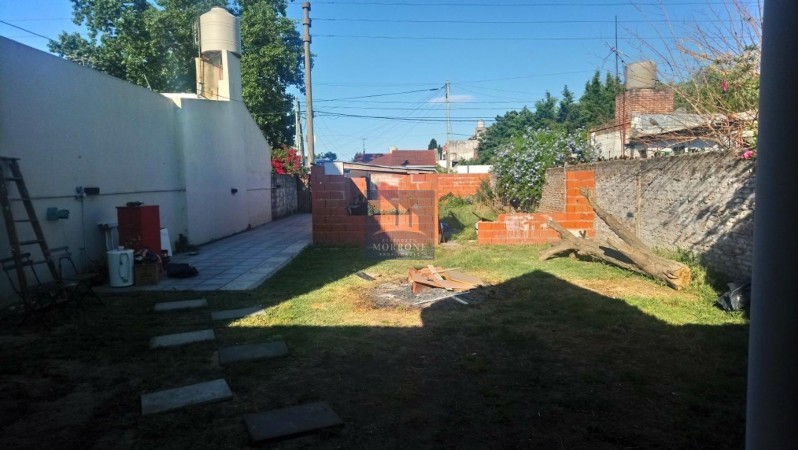 HERMOSO CHALET EN VENTA, 1 DORMITORIO Y AMPLIO LOTE AL FRENTE, BOSTON 500 -TEMPERLEY-