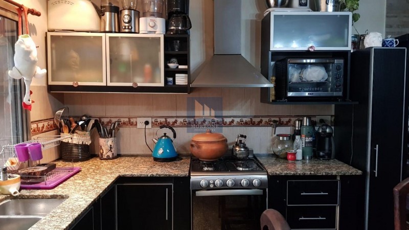 HERMOSA CASA TIPO CHALET EN VENTA, CON DEPTO INDEPENDIENTE, CARLOS PELLEGRINI 300 -ADROGUE-