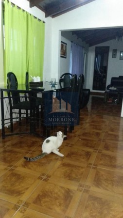 HERMOSA CASA TIPO CHALET EN VENTA, CON DEPTO INDEPENDIENTE, CARLOS PELLEGRINI 300 -ADROGUE-