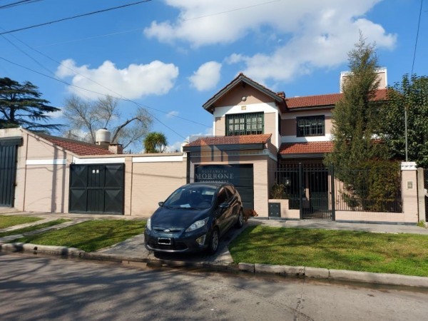 HERMOSA CASA EN VENTA CON 3 HABITACIONES, PILETA Y QUINCHO, QUILMES 1900 -TEMPERLEY-