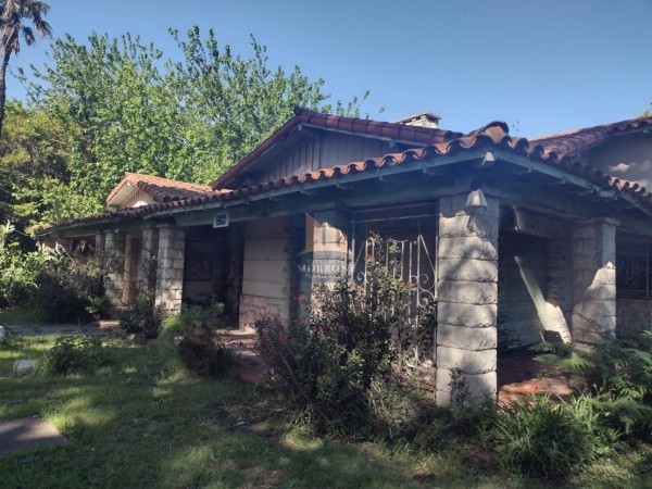 VENTA CASA EN INMENSO LOTE 3 DORMITORIOS, CAPITAN DE FRAGATA MOYANO 100 -ADROGUE-