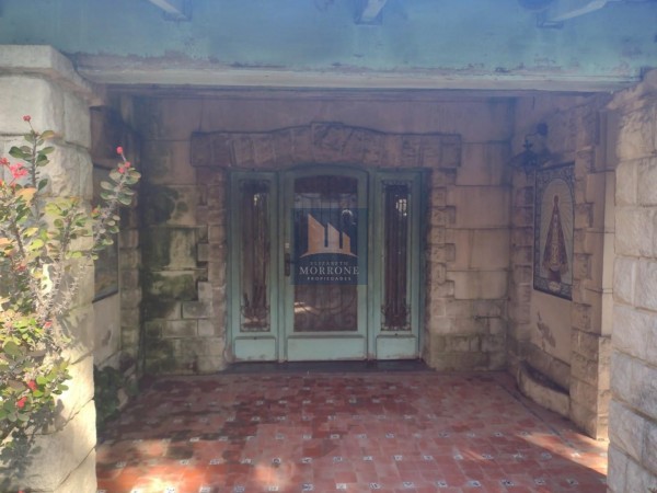 VENTA CASA EN INMENSO LOTE 3 DORMITORIOS, CAPITAN DE FRAGATA MOYANO 100 -ADROGUE-