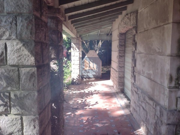 VENTA CASA EN INMENSO LOTE 3 DORMITORIOS, CAPITAN DE FRAGATA MOYANO 100 -ADROGUE-