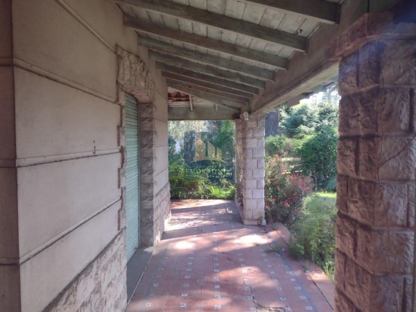 VENTA CASA EN INMENSO LOTE 3 DORMITORIOS, CAPITAN DE FRAGATA MOYANO 100 -ADROGUE-