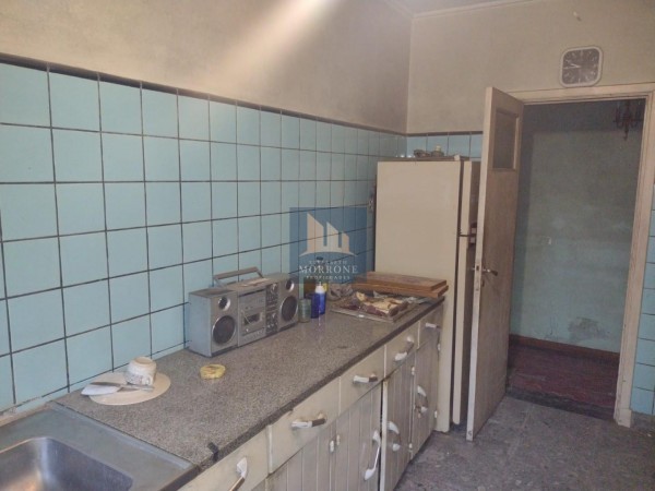 VENTA CASA EN INMENSO LOTE 3 DORMITORIOS, CAPITAN DE FRAGATA MOYANO 100 -ADROGUE-