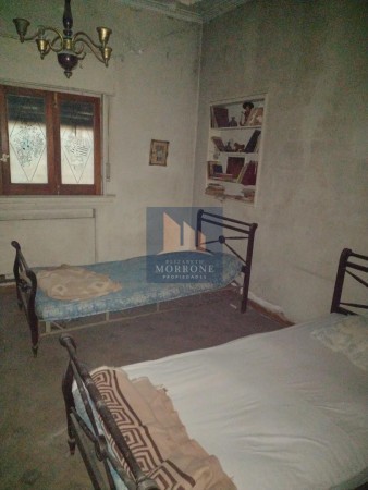 VENTA CASA EN INMENSO LOTE 3 DORMITORIOS, CAPITAN DE FRAGATA MOYANO 100 -ADROGUE-