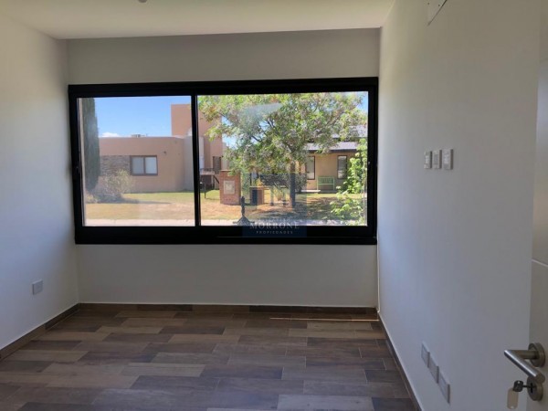 VENTA HERMOSA CASA A ESTRENAR 3 HABITACIONES, BARRIO LA HORQUETA DE ECHEVERRIA -CANNING- CONSULTA