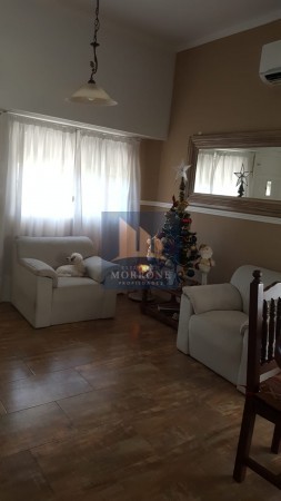 HERMOSA CASA ESTILO AMERICANA EN VENTA 3 DORMITORIOS, ESMERALDA 1700 -TEMPERLEY-