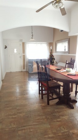 HERMOSA CASA ESTILO AMERICANA EN VENTA 3 DORMITORIOS, ESMERALDA 1700 -TEMPERLEY-