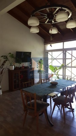 HERMOSA CASA ESTILO AMERICANA EN VENTA 3 DORMITORIOS, ESMERALDA 1700 -TEMPERLEY-