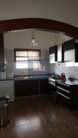 HERMOSA CASA ESTILO AMERICANA EN VENTA 3 DORMITORIOS, ESMERALDA 1700 -TEMPERLEY-