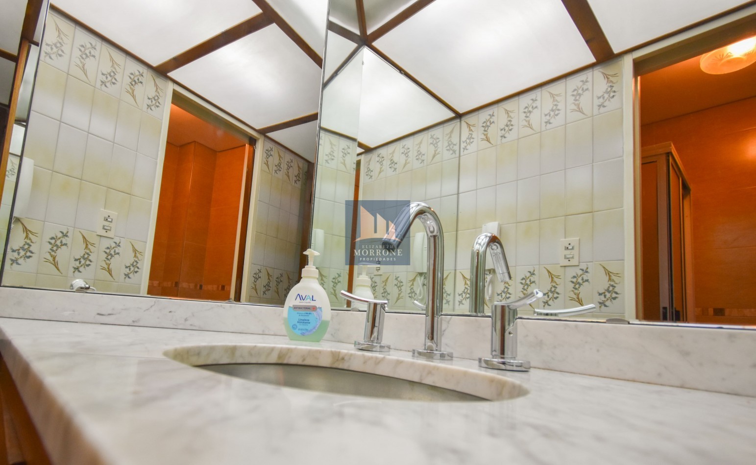 VENTA IMPRESIONANTE CHALET DE CATEGORIA, CON LA COCINA COMPLETAMENTE REMODELADA, 4 DORMITORIOS, LA CASA SE VENDE TOTALMENTE AMUEBLADA, CANGALLO 1400 -TEMPERLEY-