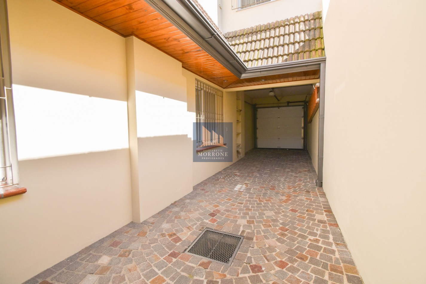 VENTA IMPRESIONANTE CHALET DE CATEGORIA, CON LA COCINA COMPLETAMENTE REMODELADA, 4 DORMITORIOS, LA CASA SE VENDE TOTALMENTE AMUEBLADA, CANGALLO 1400 -TEMPERLEY-