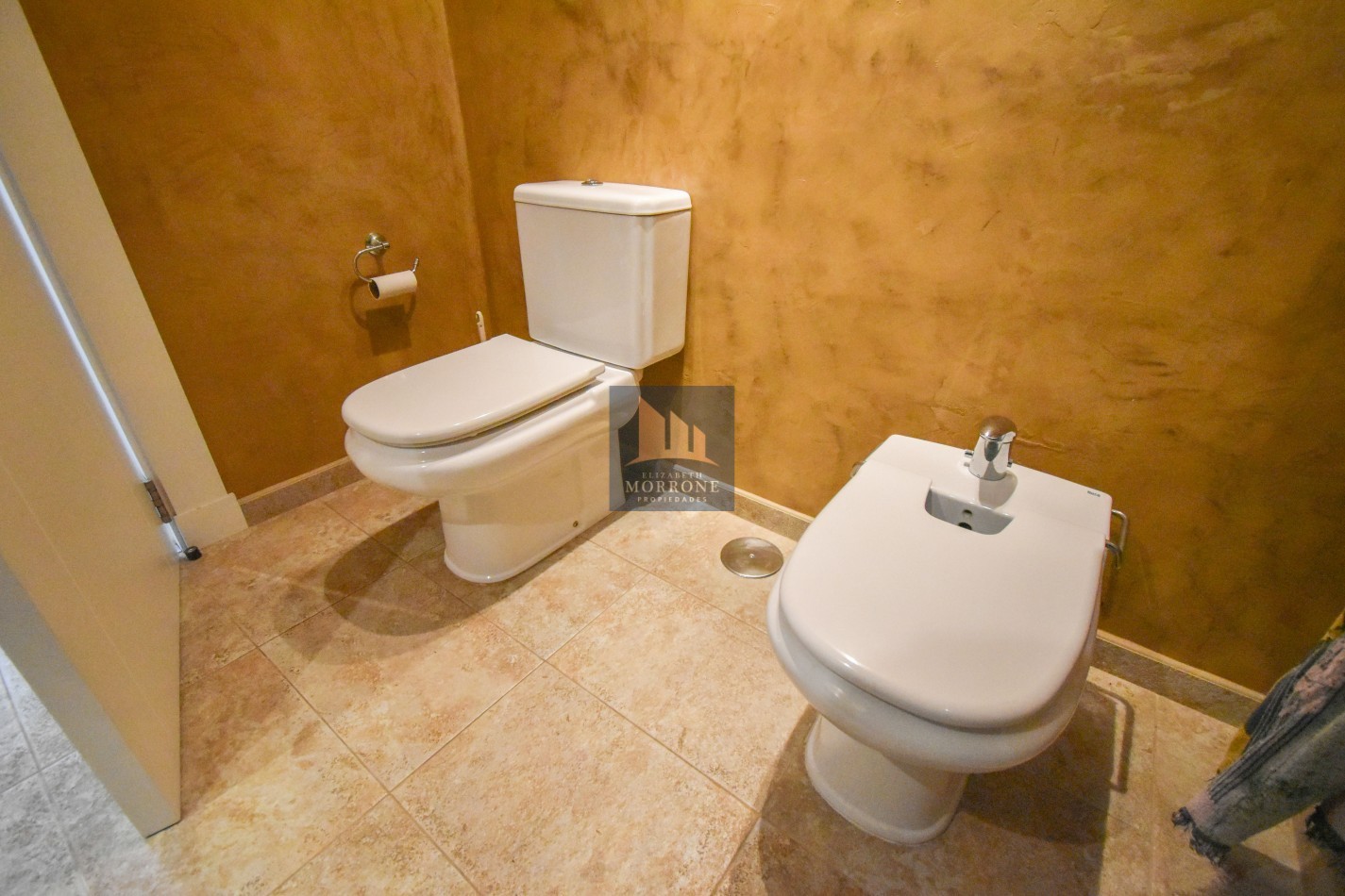 VENTA IMPRESIONANTE CHALET DE CATEGORIA, CON LA COCINA COMPLETAMENTE REMODELADA, 4 DORMITORIOS, LA CASA SE VENDE TOTALMENTE AMUEBLADA, CANGALLO 1400 -TEMPERLEY-