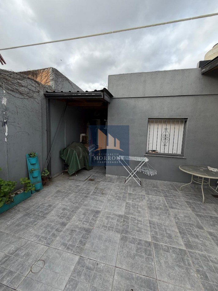 VENTA HERMOSA CASA PLANTA BAJA, EXCELENTE ESTADO TRES AMBIENTES, PARQUE Y PILETA -ZEBALLOS 655 TEMPERLEY-
