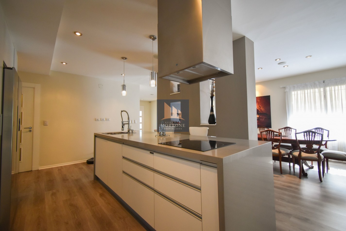 VENTA IMPRESIONANTE CHALET DE CATEGORIA, CON LA COCINA COMPLETAMENTE REMODELADA, 4 DORMITORIOS, LA CASA SE VENDE TOTALMENTE AMUEBLADA, CANGALLO 1400 -TEMPERLEY-