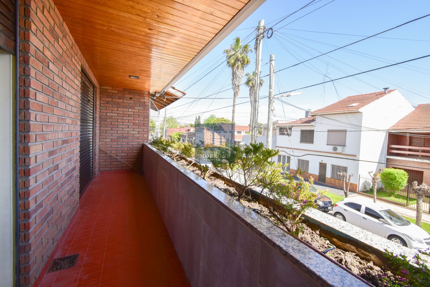 VENTA IMPRESIONANTE CHALET DE CATEGORIA, CON LA COCINA COMPLETAMENTE REMODELADA, 4 DORMITORIOS, LA CASA SE VENDE TOTALMENTE AMUEBLADA, CANGALLO 1400 -TEMPERLEY-