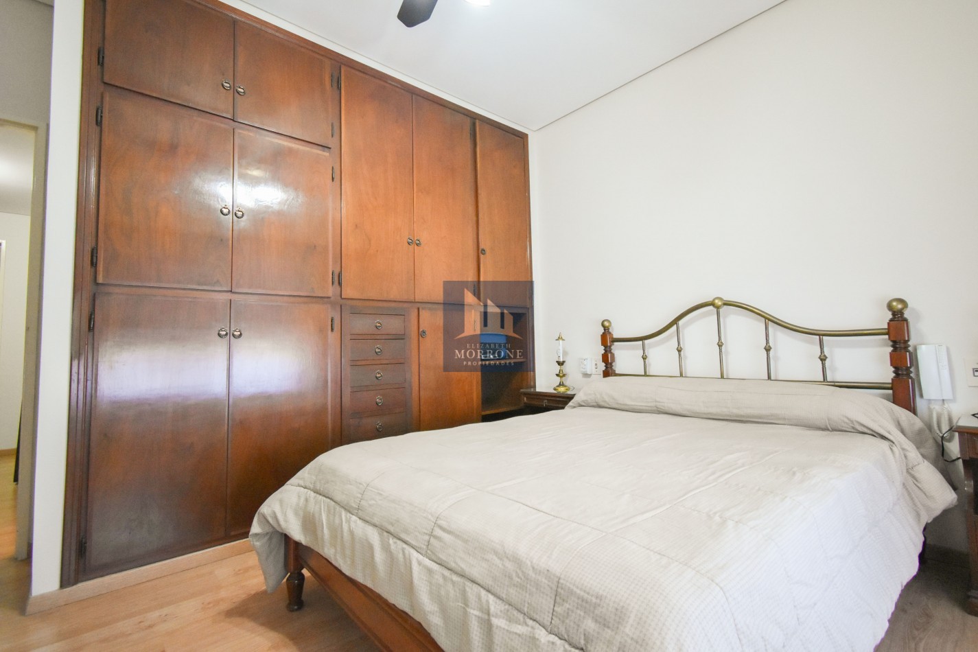 VENTA IMPRESIONANTE CHALET DE CATEGORIA, CON LA COCINA COMPLETAMENTE REMODELADA, 4 DORMITORIOS, LA CASA SE VENDE TOTALMENTE AMUEBLADA, CANGALLO 1400 -TEMPERLEY-
