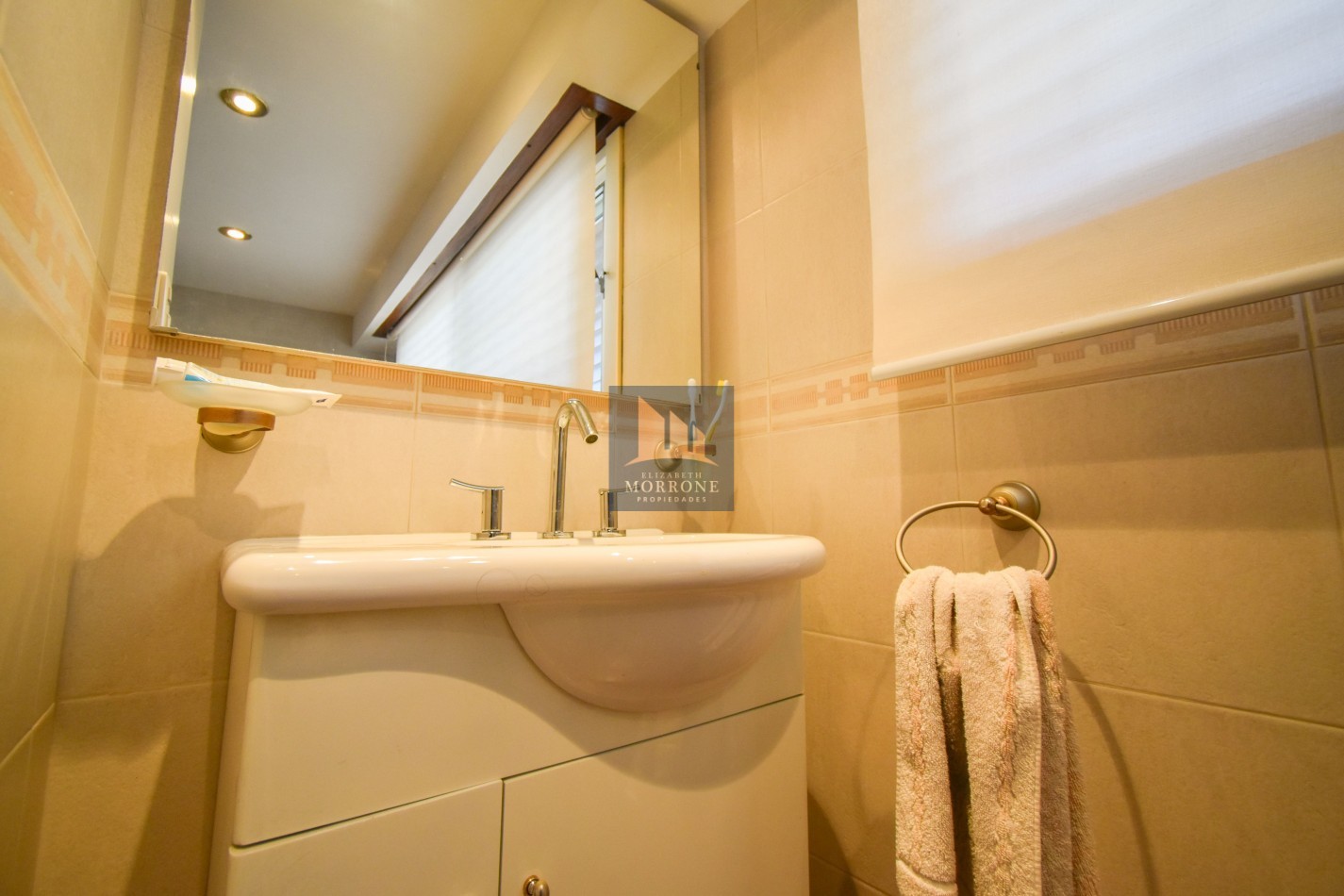 VENTA IMPRESIONANTE CHALET DE CATEGORIA, CON LA COCINA COMPLETAMENTE REMODELADA, 4 DORMITORIOS, LA CASA SE VENDE TOTALMENTE AMUEBLADA, CANGALLO 1400 -TEMPERLEY-