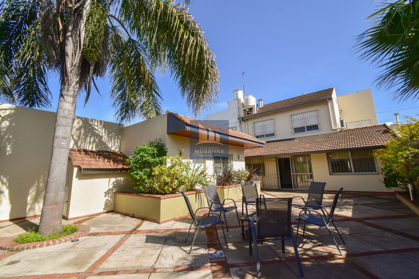 VENTA IMPRESIONANTE CHALET DE CATEGORIA, CON LA COCINA COMPLETAMENTE REMODELADA, 4 DORMITORIOS, LA CASA SE VENDE TOTALMENTE AMUEBLADA, CANGALLO 1400 -TEMPERLEY-