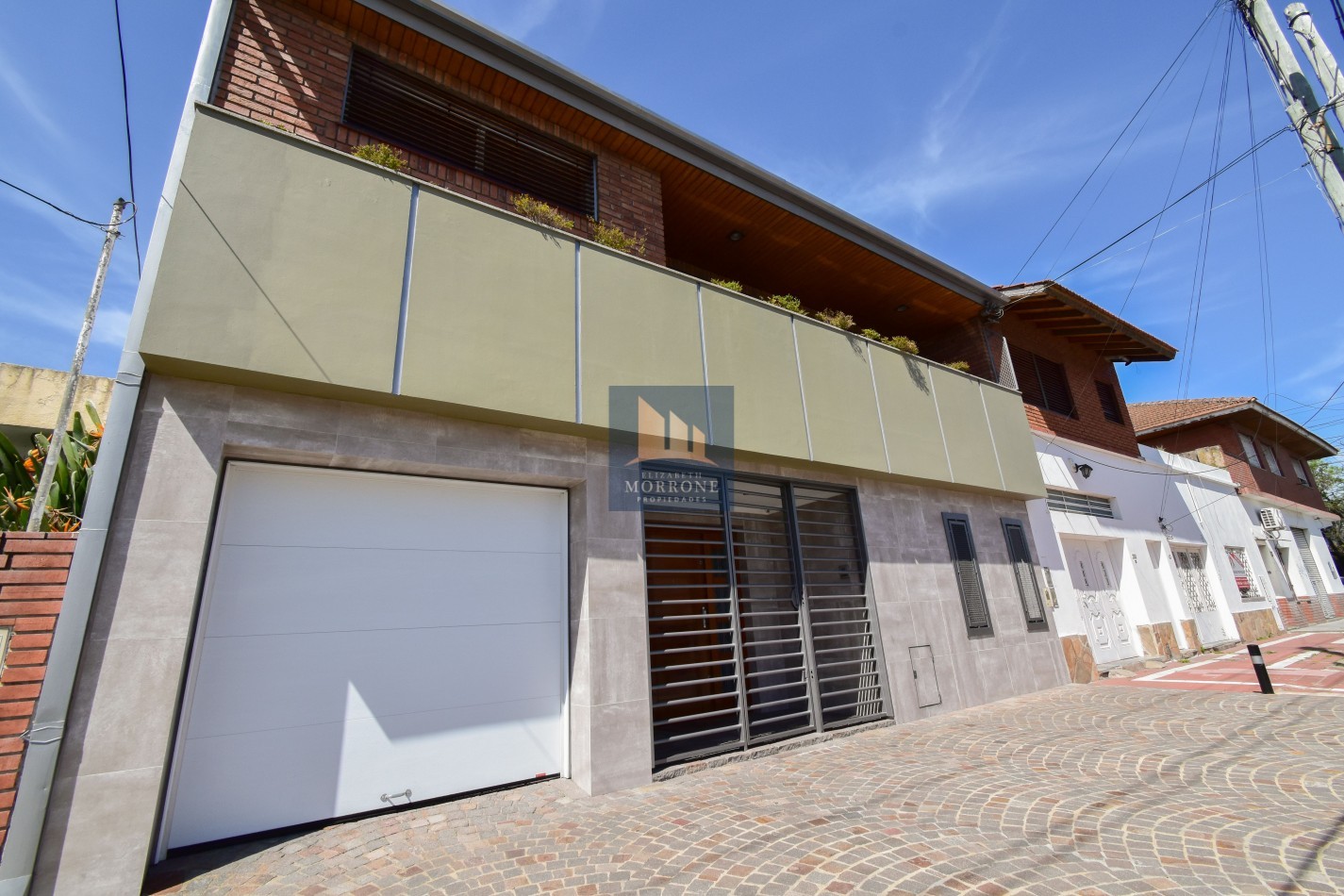 VENTA IMPRESIONANTE CHALET DE CATEGORIA, CON LA COCINA COMPLETAMENTE REMODELADA, 4 DORMITORIOS, LA CASA SE VENDE TOTALMENTE AMUEBLADA, CANGALLO 1400 -TEMPERLEY-