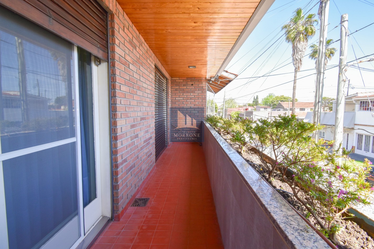 VENTA IMPRESIONANTE CHALET DE CATEGORIA, CON LA COCINA COMPLETAMENTE REMODELADA, 4 DORMITORIOS, LA CASA SE VENDE TOTALMENTE AMUEBLADA, CANGALLO 1400 -TEMPERLEY-