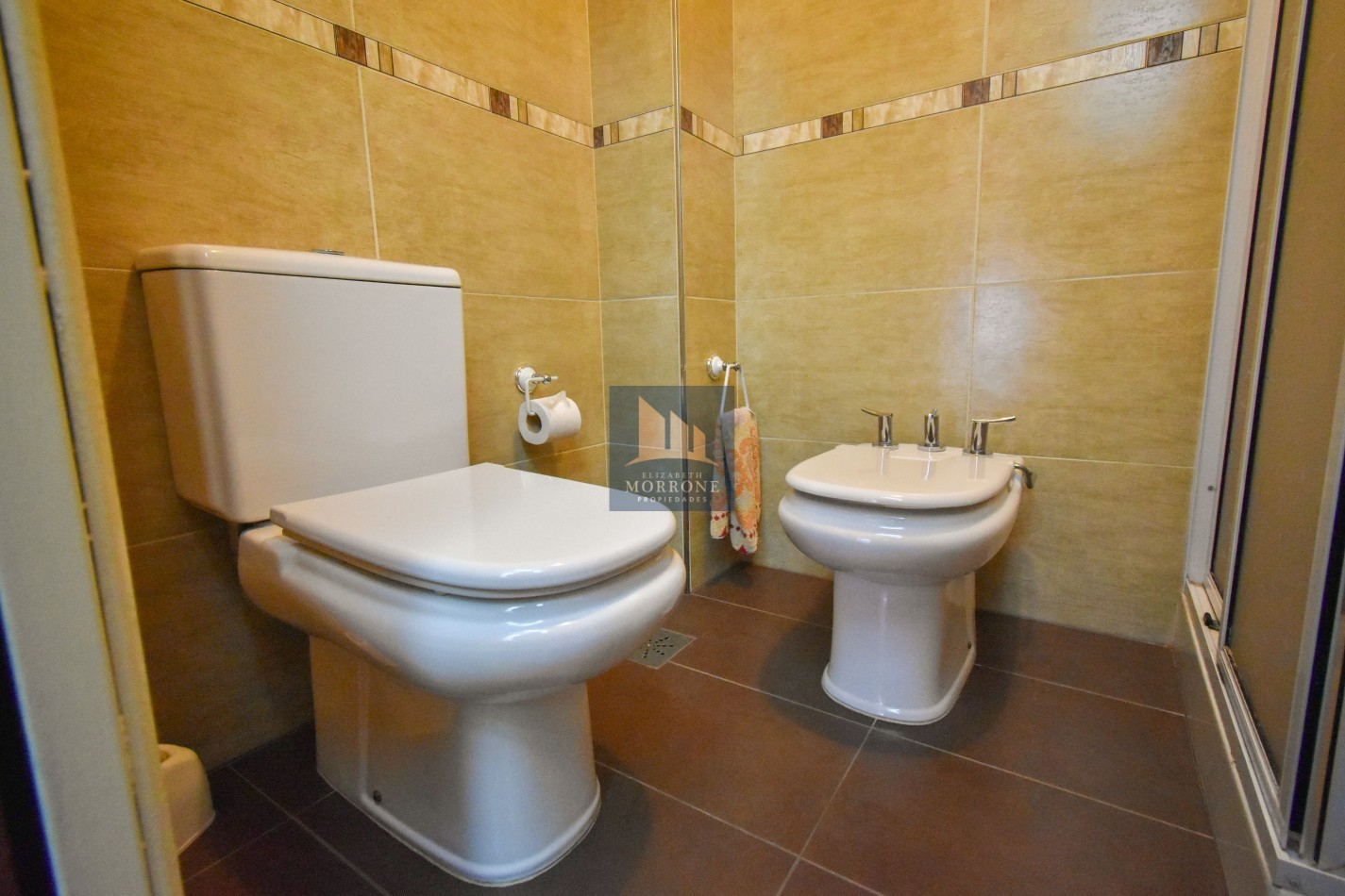 VENTA IMPRESIONANTE CHALET DE CATEGORIA, CON LA COCINA COMPLETAMENTE REMODELADA, 4 DORMITORIOS, LA CASA SE VENDE TOTALMENTE AMUEBLADA, CANGALLO 1400 -TEMPERLEY-