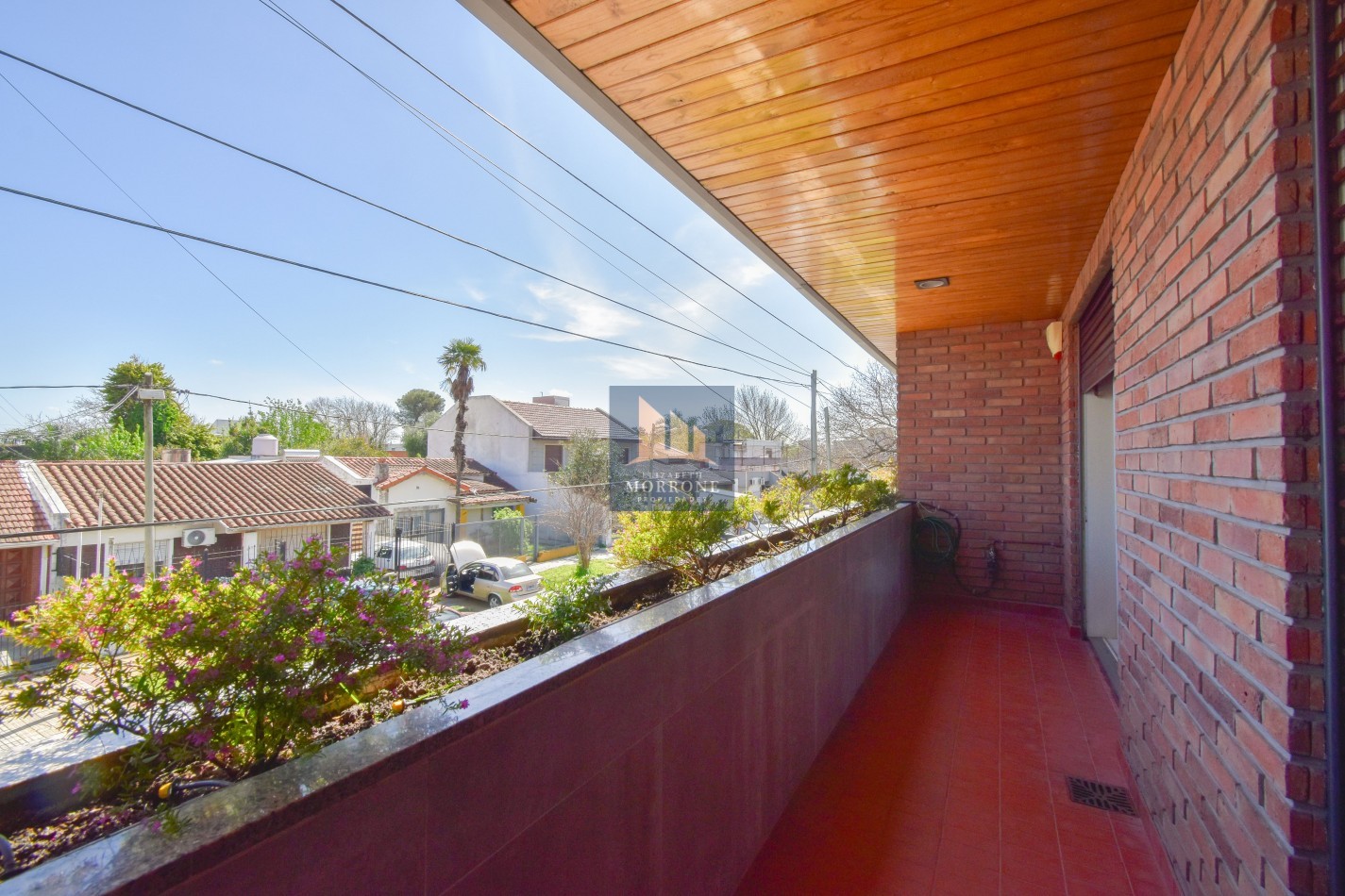 VENTA IMPRESIONANTE CHALET DE CATEGORIA, CON LA COCINA COMPLETAMENTE REMODELADA, 4 DORMITORIOS, LA CASA SE VENDE TOTALMENTE AMUEBLADA, CANGALLO 1400 -TEMPERLEY-