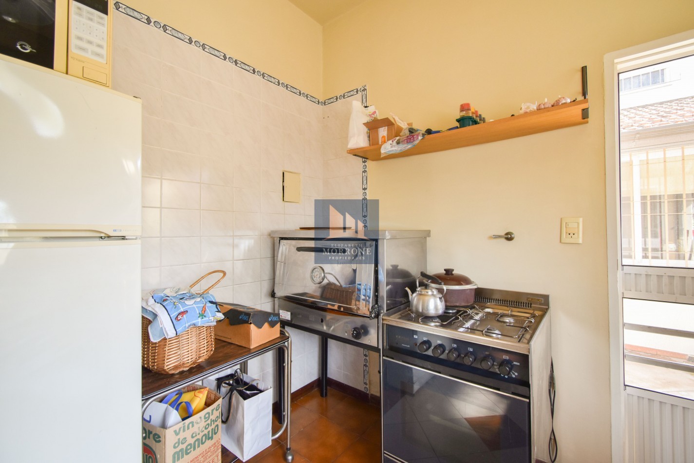 VENTA IMPRESIONANTE CHALET DE CATEGORIA, CON LA COCINA COMPLETAMENTE REMODELADA, 4 DORMITORIOS, LA CASA SE VENDE TOTALMENTE AMUEBLADA, CANGALLO 1400 -TEMPERLEY-