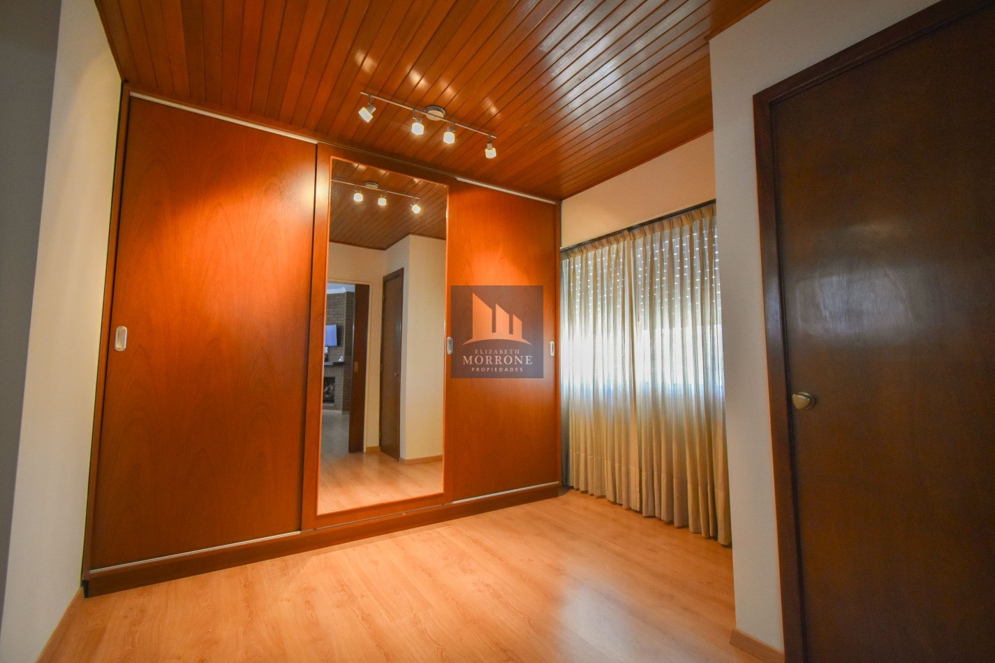 VENTA IMPRESIONANTE CHALET DE CATEGORIA, CON LA COCINA COMPLETAMENTE REMODELADA, 4 DORMITORIOS, LA CASA SE VENDE TOTALMENTE AMUEBLADA, CANGALLO 1400 -TEMPERLEY-