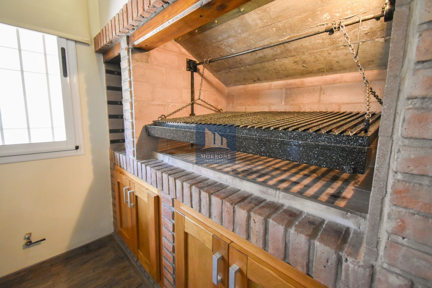 VENTA IMPRESIONANTE CHALET DE CATEGORIA, CON LA COCINA COMPLETAMENTE REMODELADA, 4 DORMITORIOS, LA CASA SE VENDE TOTALMENTE AMUEBLADA, CANGALLO 1400 -TEMPERLEY-
