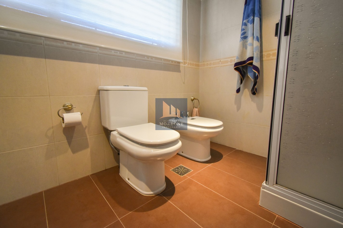 VENTA IMPRESIONANTE CHALET DE CATEGORIA, CON LA COCINA COMPLETAMENTE REMODELADA, 4 DORMITORIOS, LA CASA SE VENDE TOTALMENTE AMUEBLADA, CANGALLO 1400 -TEMPERLEY-