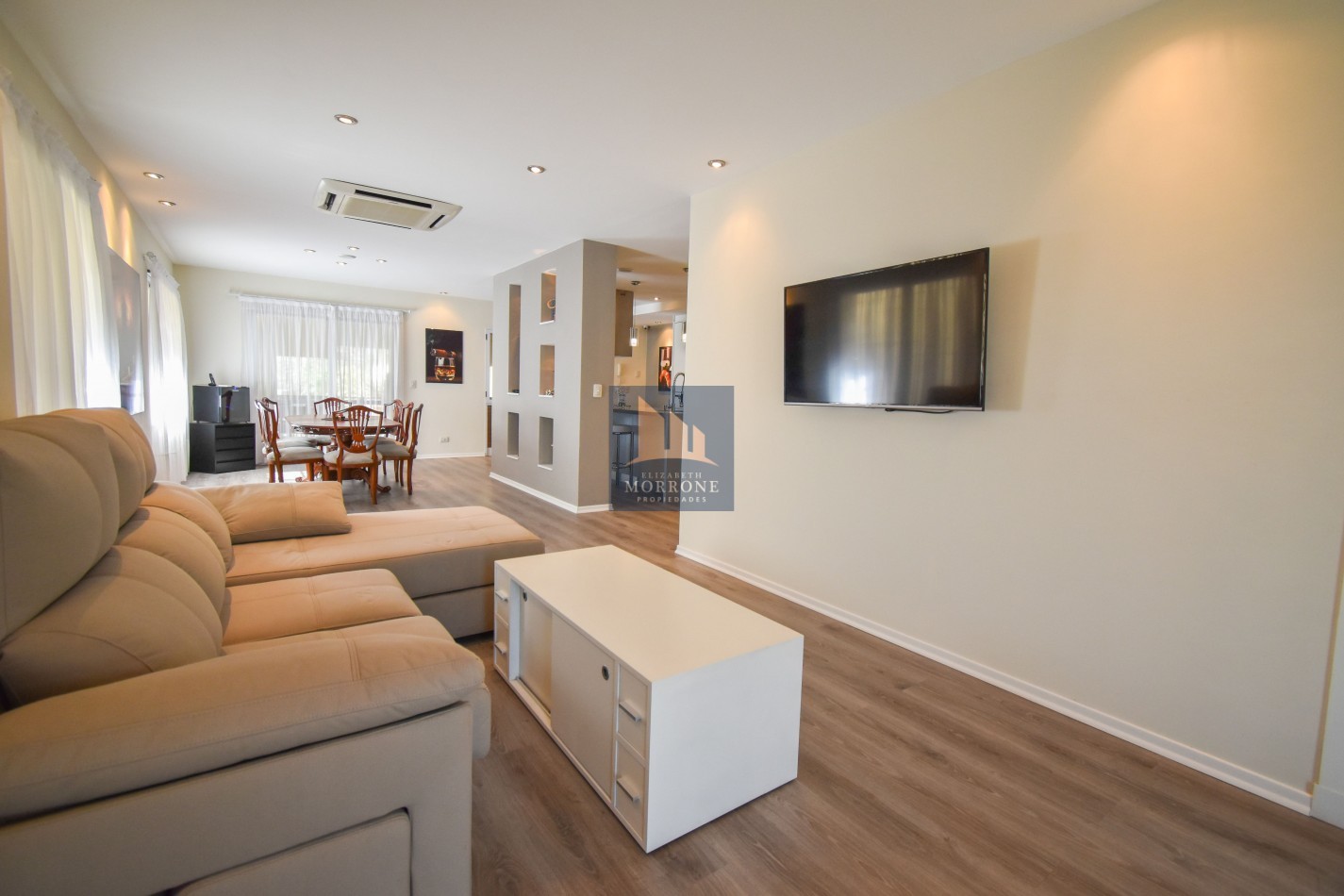 VENTA IMPRESIONANTE CHALET DE CATEGORIA, CON LA COCINA COMPLETAMENTE REMODELADA, 4 DORMITORIOS, LA CASA SE VENDE TOTALMENTE AMUEBLADA, CANGALLO 1400 -TEMPERLEY-