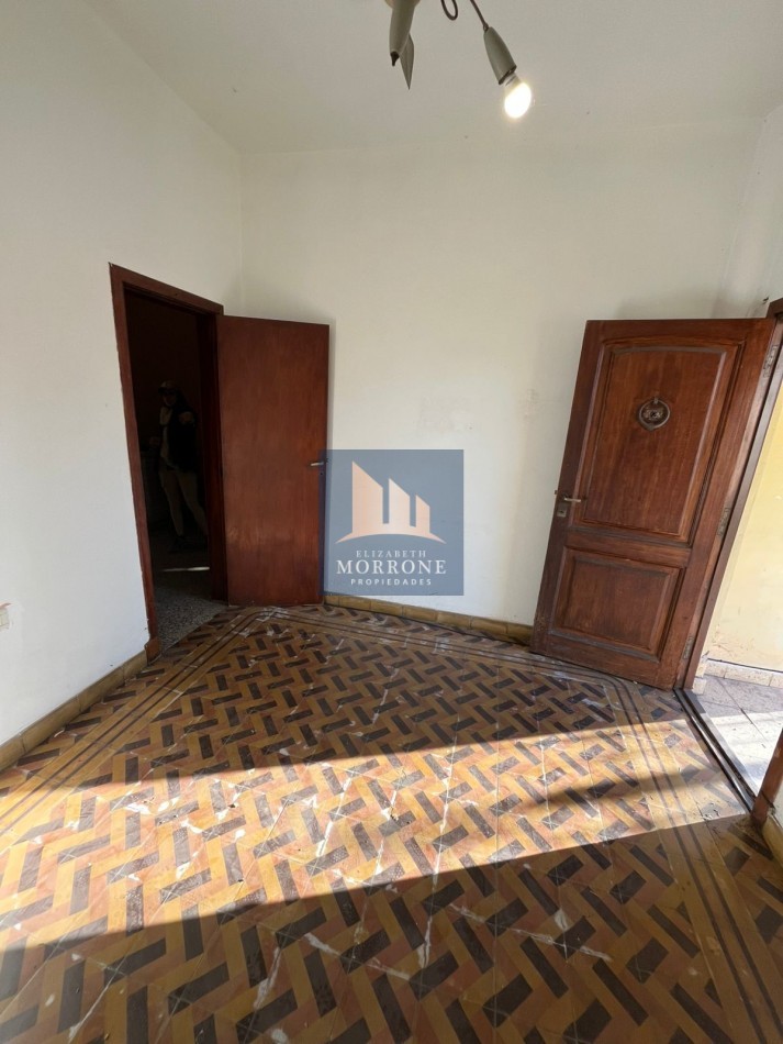 VENTA CASA A RECICLAR CON AMPLIO PATIO Y LUGAR PARA ENTRAR UN AUTO MUY BUENA UBICACION, MALVINAS ARGENTINAS 1347 -TEMPERLEY -