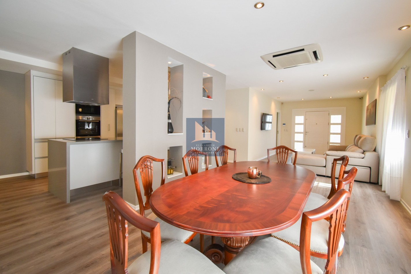 VENTA IMPRESIONANTE CHALET DE CATEGORIA, CON LA COCINA COMPLETAMENTE REMODELADA, 4 DORMITORIOS, LA CASA SE VENDE TOTALMENTE AMUEBLADA, CANGALLO 1400 -TEMPERLEY-