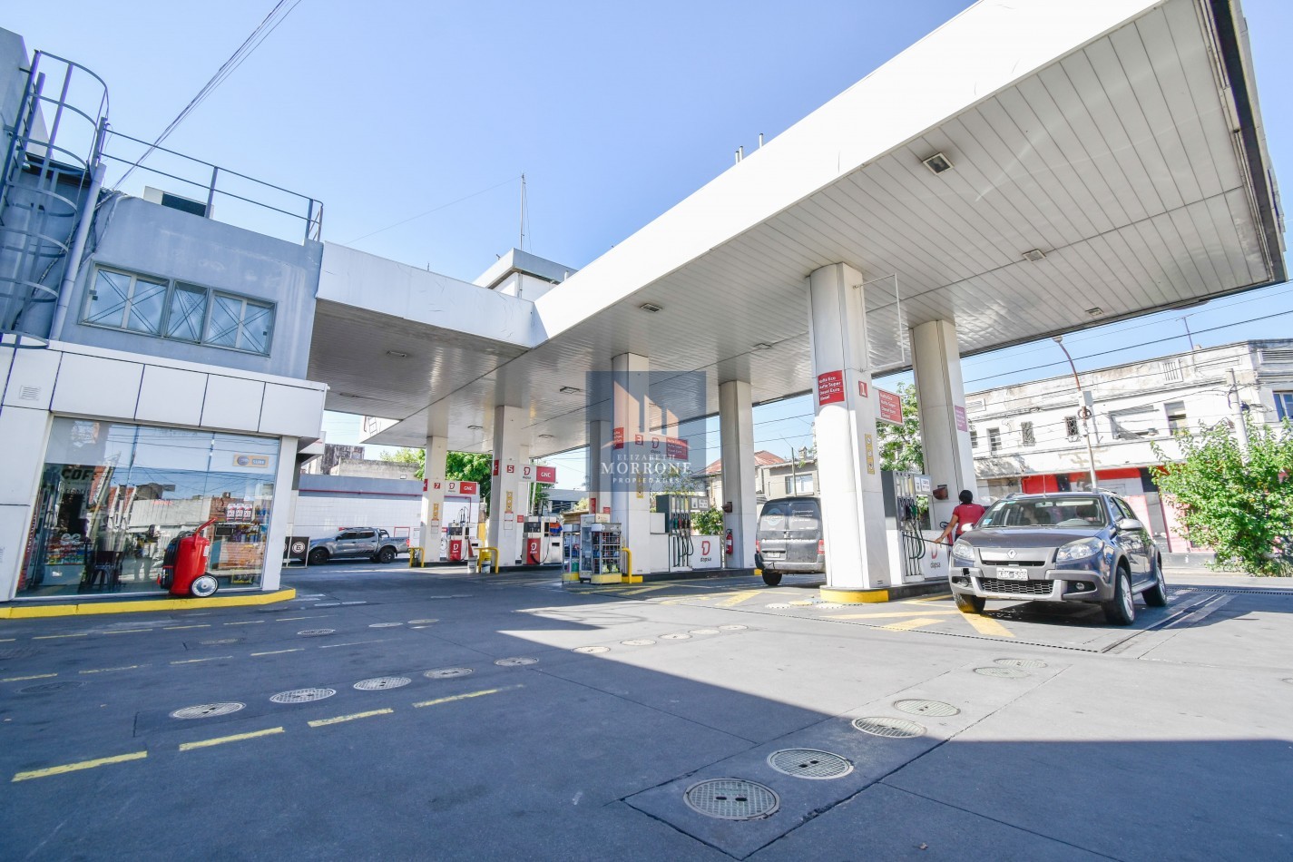 VENTA ESTACION DE SERVICIO FUNCIONANDO, COMBUSTIBLE Y GNC, PROPIEDAD Y FONDO DE COMERCIO, SARMIENTO 1292 -LANUS-